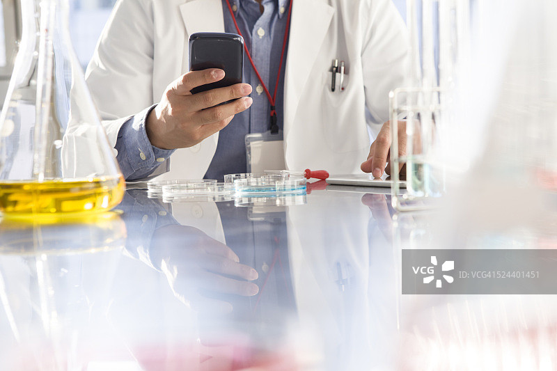 研究人员操作智能手机图片素材