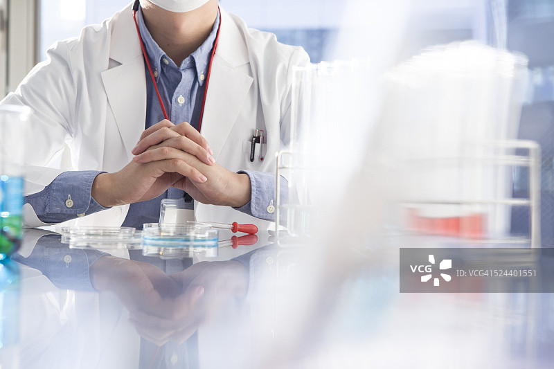 科学家在桌子上握手图片素材