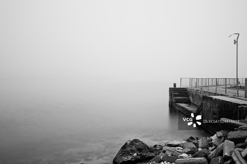 雾海中的码头图片素材