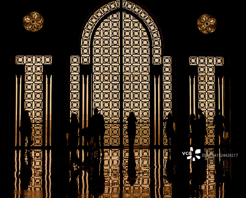 摩洛哥哈桑二世清真寺内的剪影图片素材