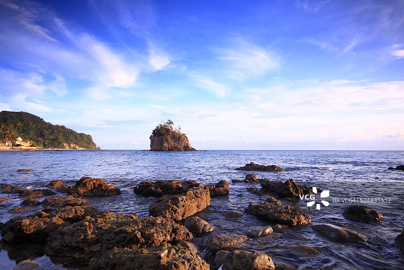 阿朗海滩上的分散岩石图片素材