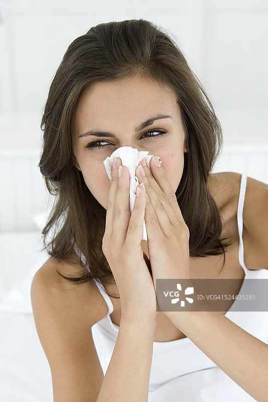 女人用手帕擤鼻涕图片素材
