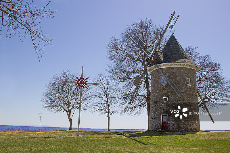 魁北克省Pointe-Claire的风车和路边十字架图片素材