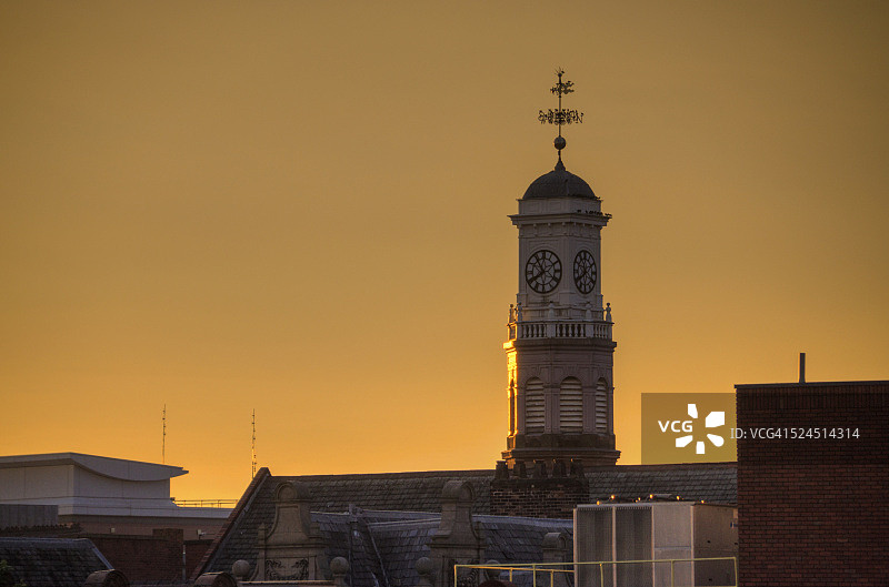 日落时分的神圣三位一体教堂图片素材