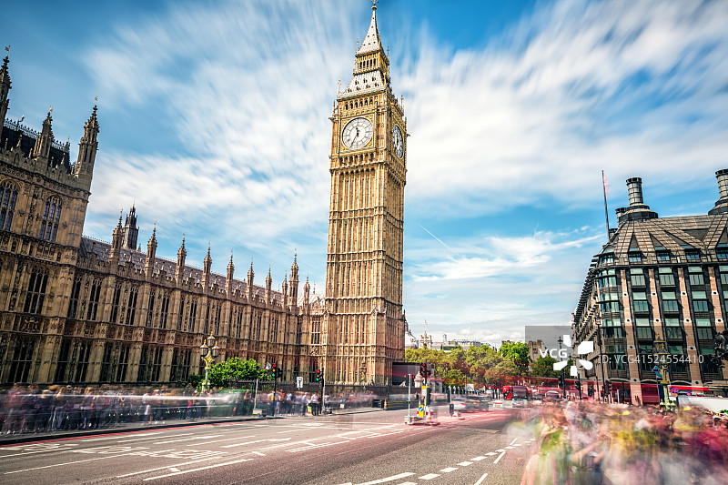 伦敦大本钟与威斯敏斯特桥上的交通图片素材