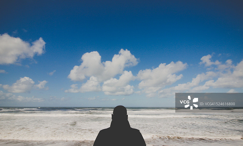 男子望着大海图片素材