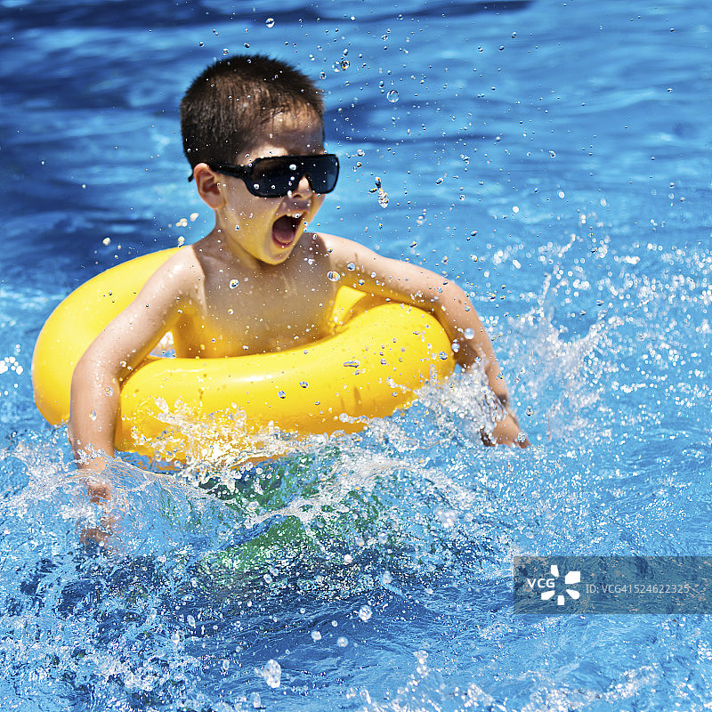 男孩在游泳池游泳图片素材