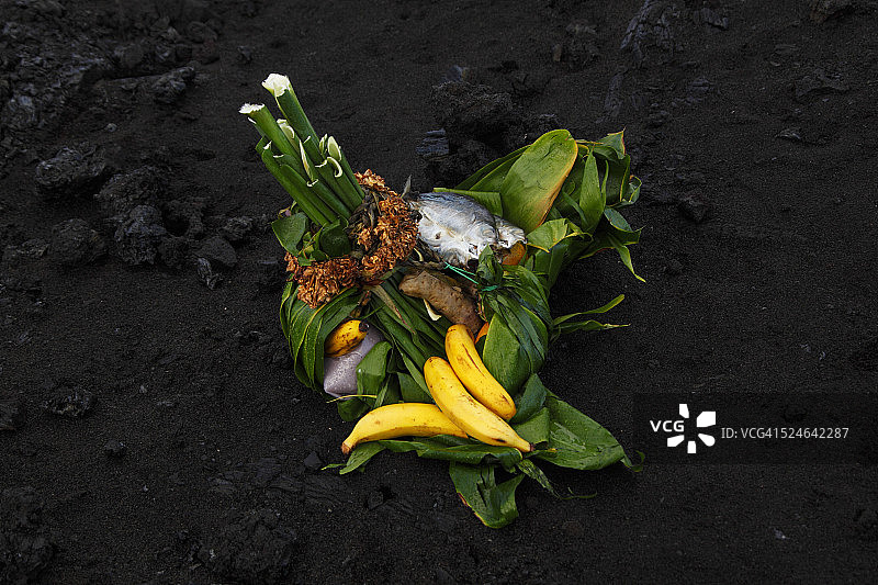 在熔岩入海口为佩莱女神献祭图片素材