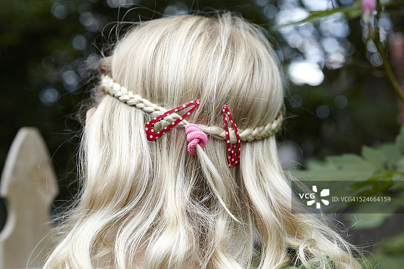 留着辫子的4岁女孩图片素材