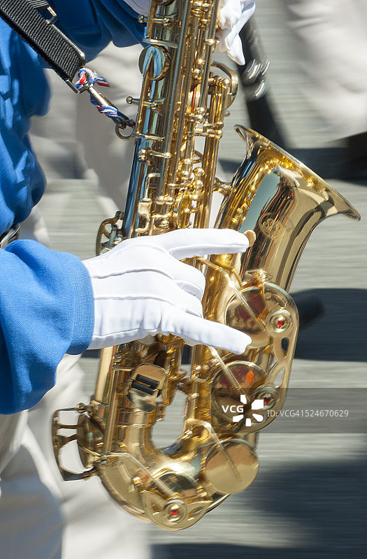 游行队伍中的萨克斯演奏图片素材