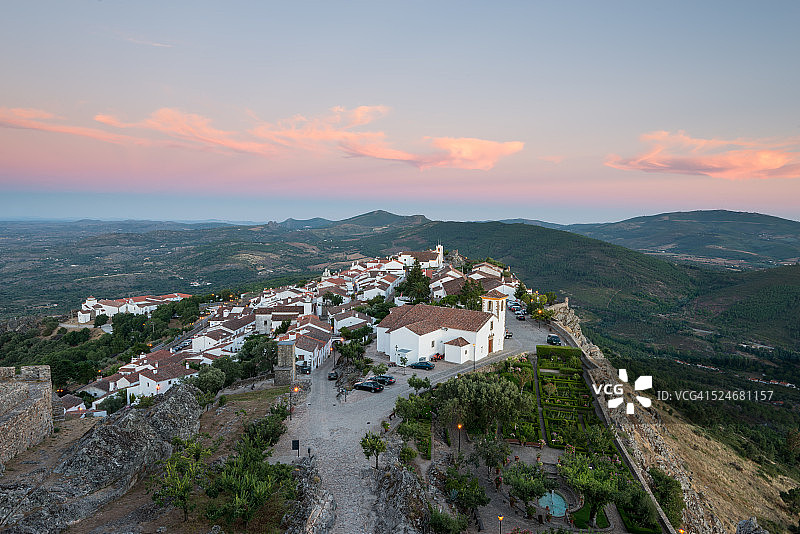 日落时分的中世纪马尔旺村庄图片素材