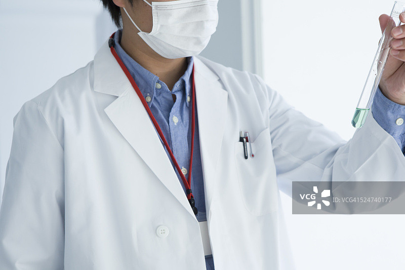 科学家检查试管中的药物图片素材
