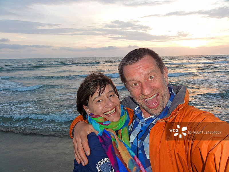 情侣在海滩上自拍图片素材