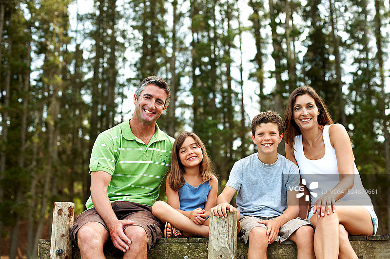 家庭，是生命开始和爱永不结束的地方图片素材