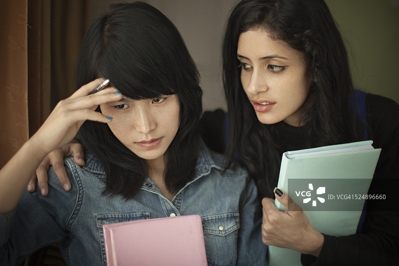 青少年学生安慰沮丧的朋友图片素材