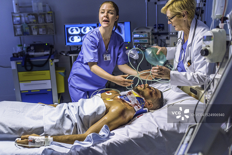 医疗团队对受伤患者进行心肺复苏图片素材