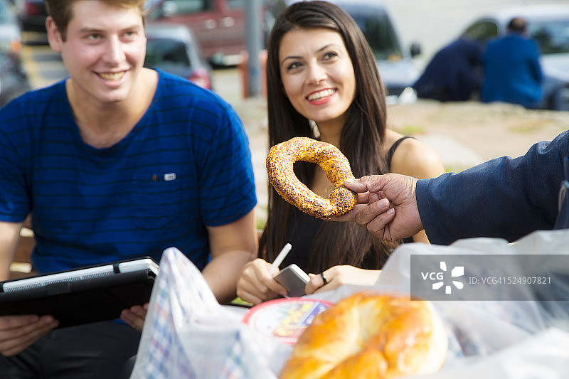 销售员在伊斯坦布尔售卖芝麻面包圈图片素材