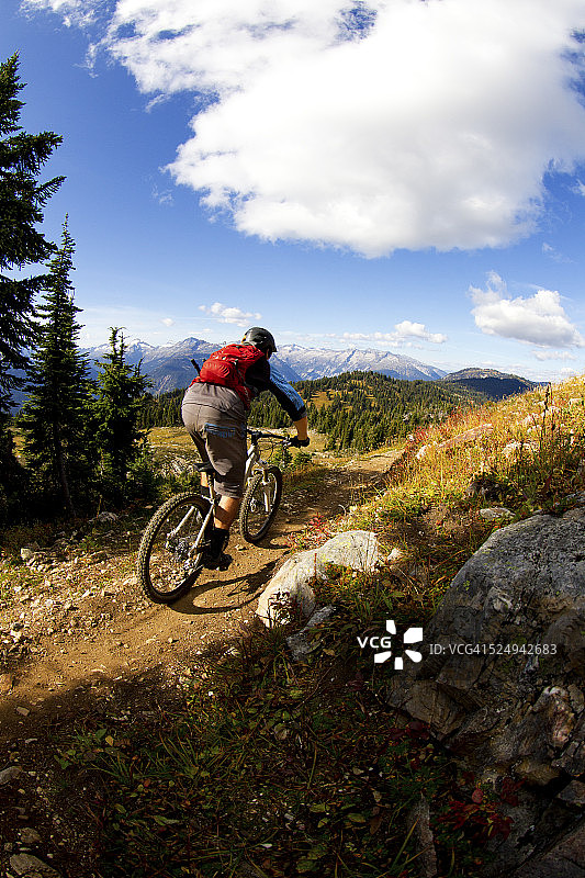 不列颠哥伦比亚省雷夫尔斯托克山地自行车骑行图片素材