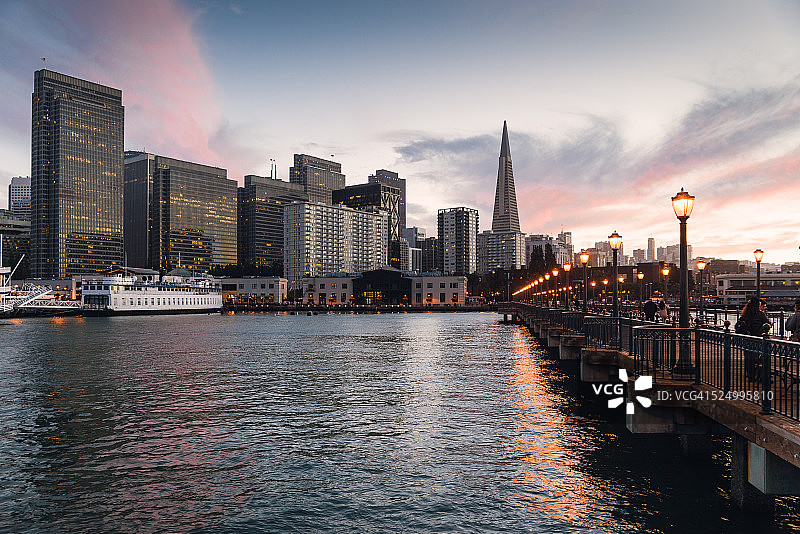 黄昏下的7号码头图片素材