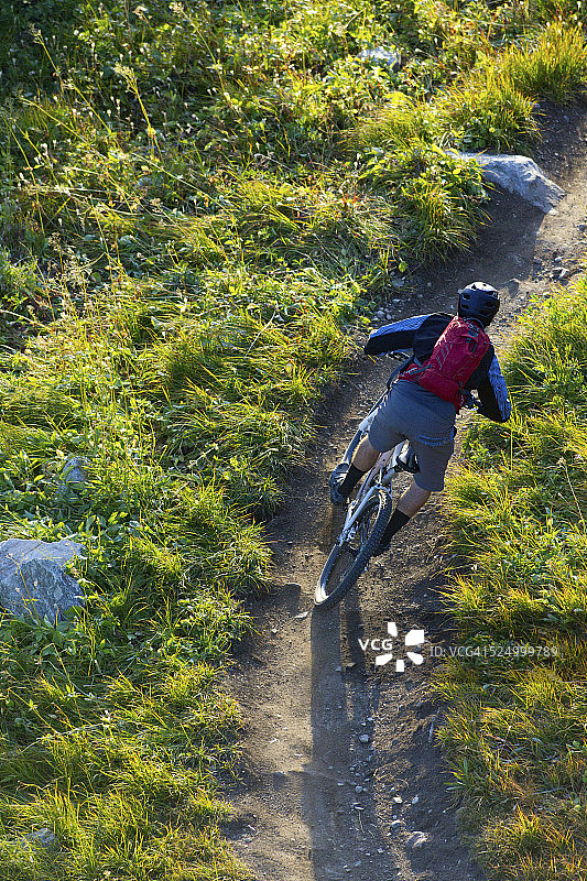 不列颠哥伦比亚省雷夫尔斯托克山地自行车骑行图片素材