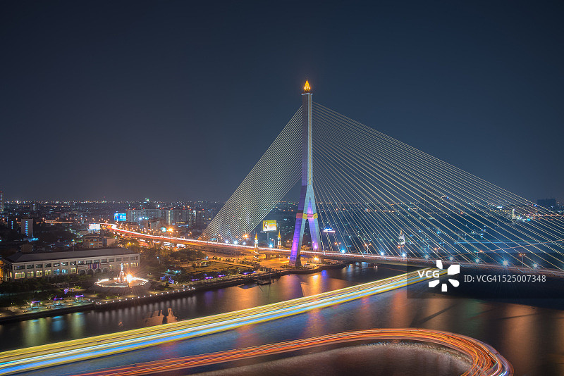 拉玛八世大桥夜晚河面色彩丰富图片素材