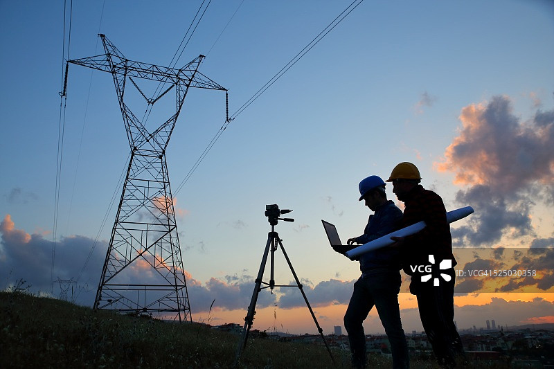 使用笔记本电脑的电气工程师图片素材