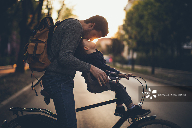 自行车上的亲情时光图片素材