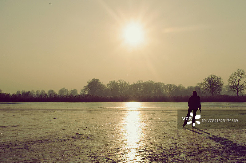 在日落时分户外滑冰的年轻男人图片素材