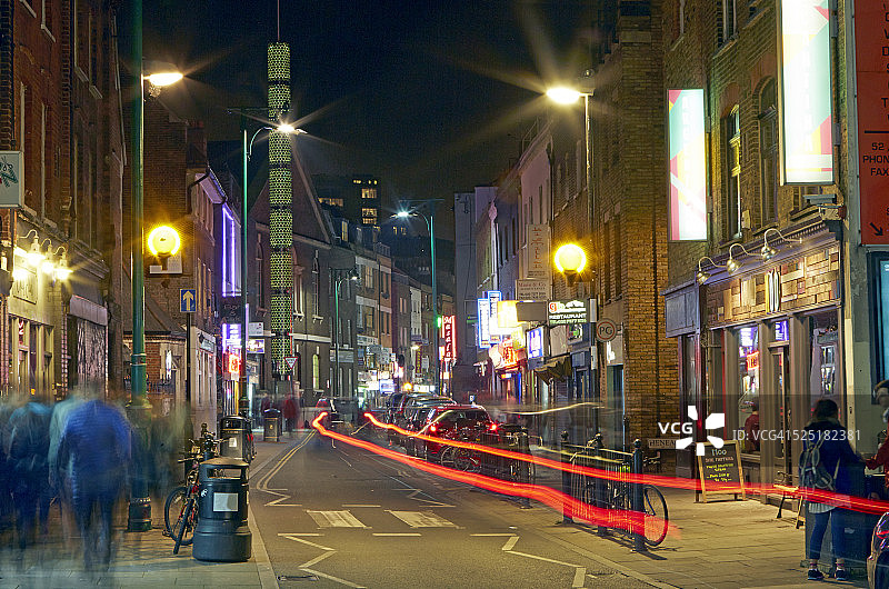 夜晚时尚的砖巷的光轨图片素材