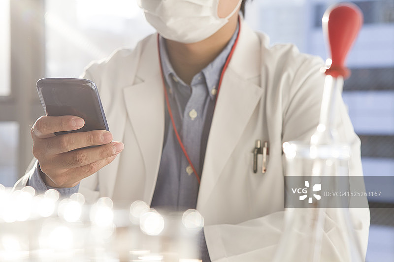 科学家拿着智能手机图片素材