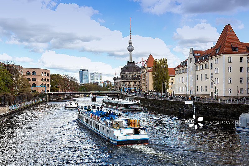 柏林天际线：施普雷河上的观光船、电视塔与博德博物馆图片素材