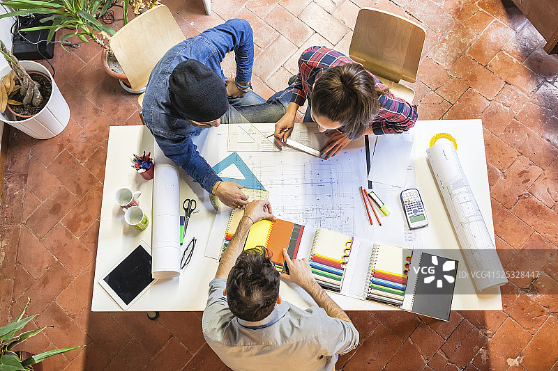 建筑师正在研究蓝图图片素材