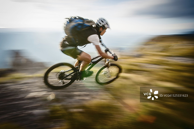 山地骑行小径图片素材