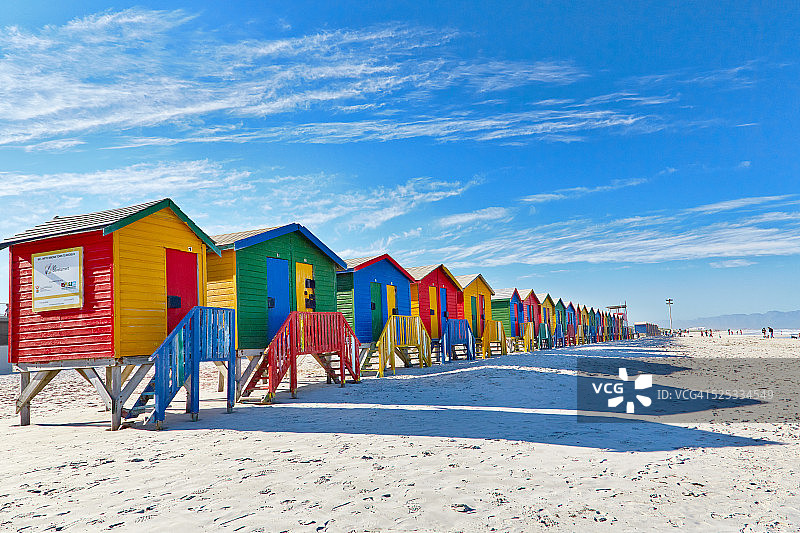 穆伊岑贝格海滩冲浪边的海滩小屋图片素材