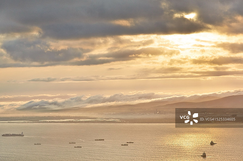 日出时分的德班维尔山丘和桌湾图片素材