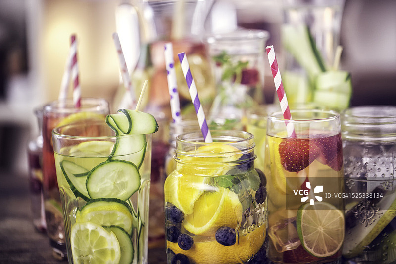 不同口味的鲜果注入水图片素材