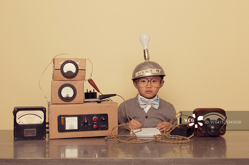 戴着思考帽的日本书呆子男孩图片素材