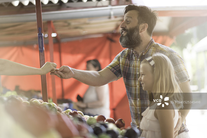 父女在农贸市场购物图片素材