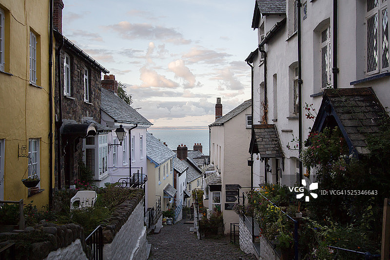 克洛韦利渔村的鹅卵石小巷图片素材