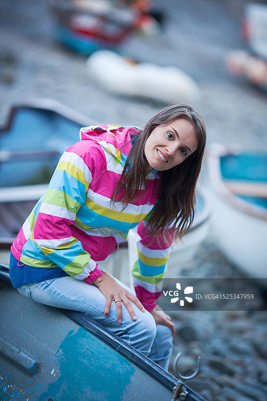 年轻女人坐在船上图片素材