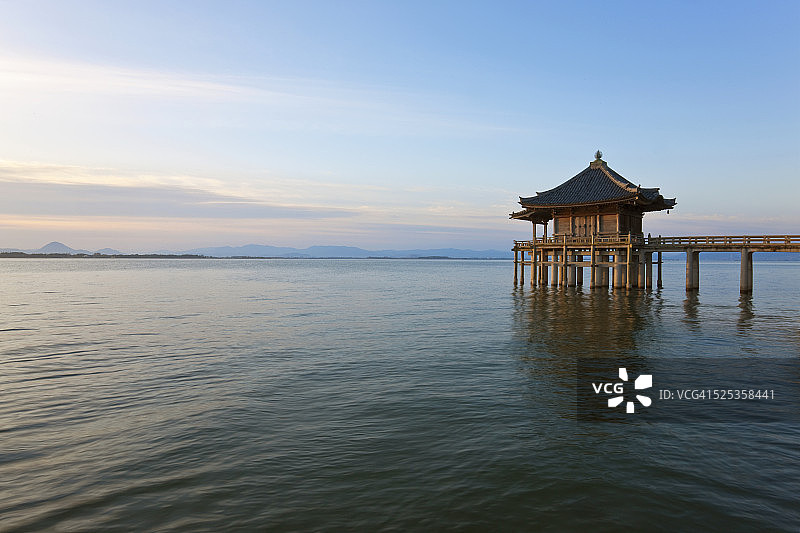 日本琵琶湖上的浮御堂图片素材