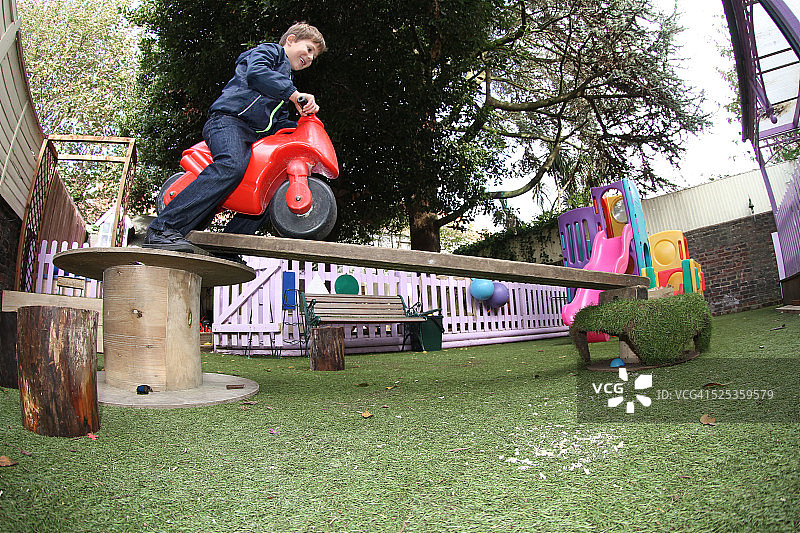 男孩玩玩具摩托车图片素材