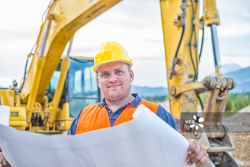挖掘机司机查看蓝图图片素材