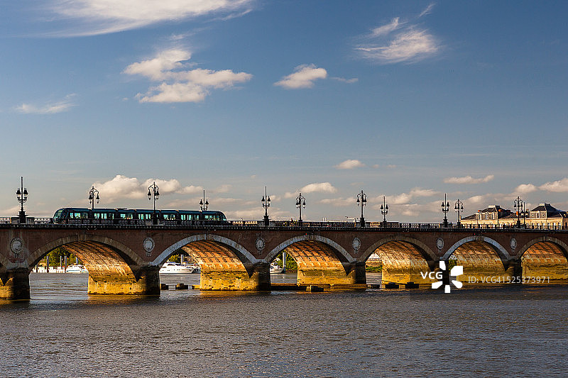 皮埃尔桥上的有轨电车图片素材