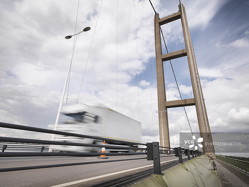 悬索桥上的交通：英国亨伯桥图片素材
