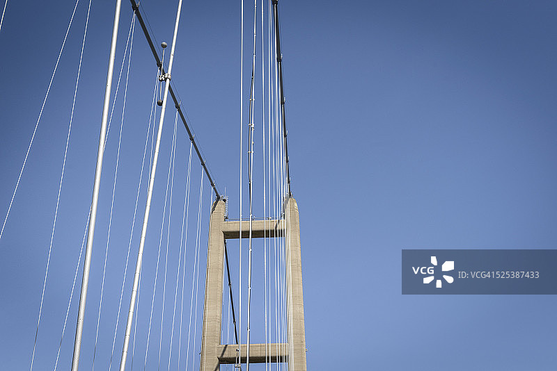 悬索桥顶部的景色。英国亨伯桥建于1981年，当时是世界上最大的单跨悬索桥图片素材