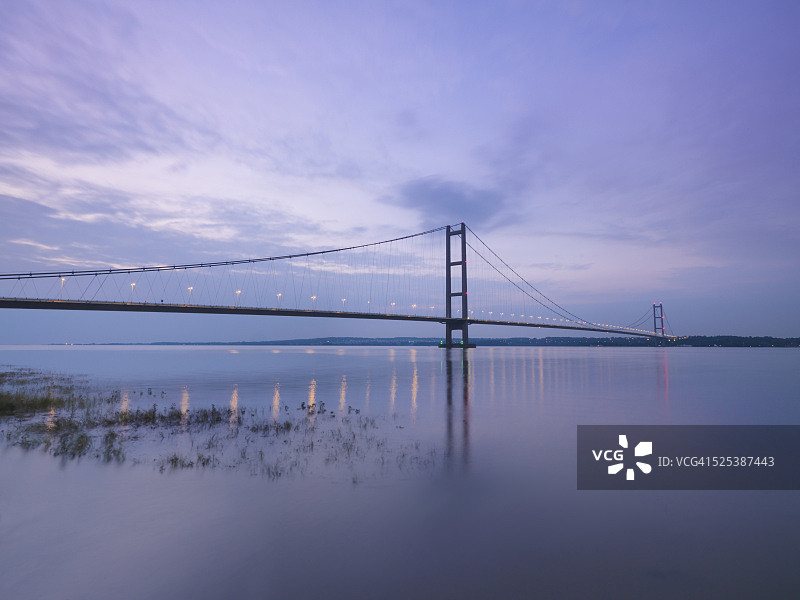 日落时分的悬索桥：英国亨伯桥图片素材