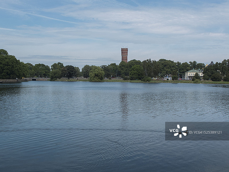 湖泊与历史古塔，厄兰，瑞典图片素材