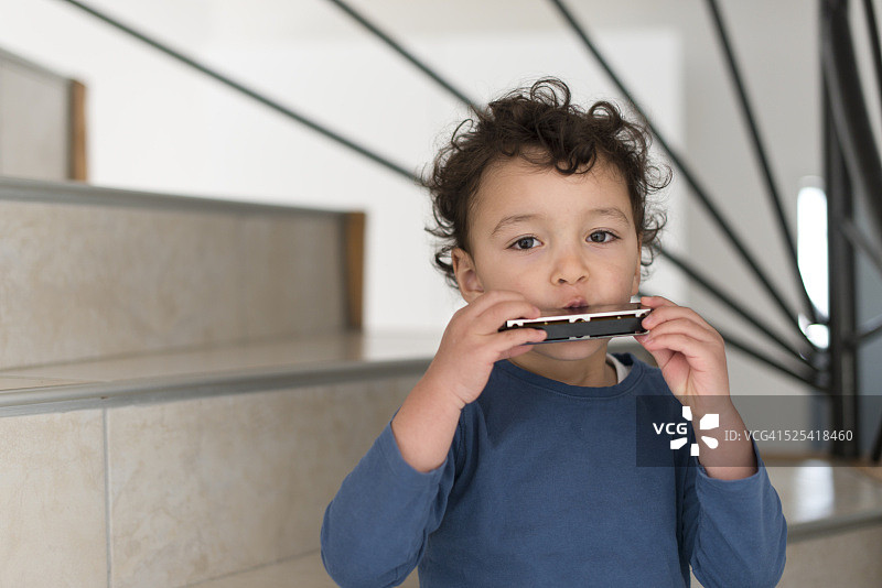 吹口琴的小男孩图片素材