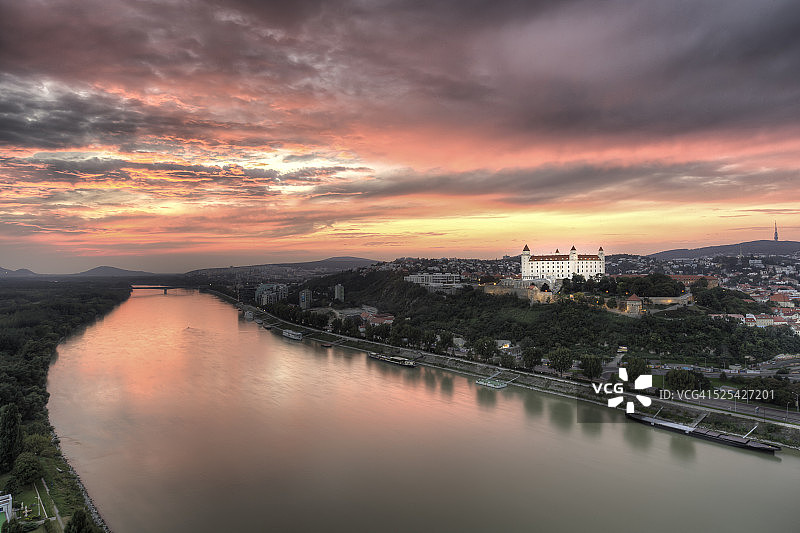 日落下的布拉迪斯拉发城堡图片素材
